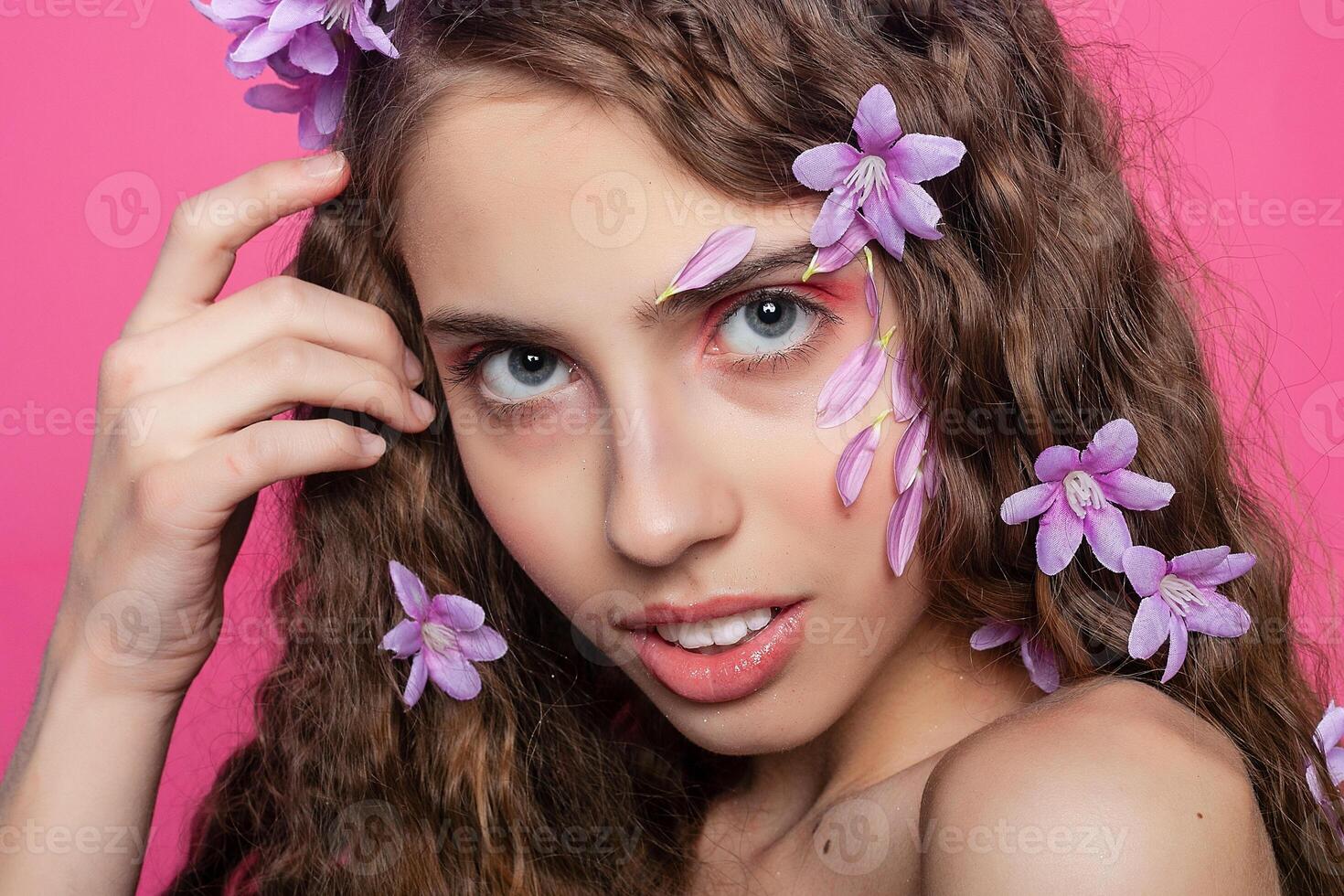 lindo menina com flores dentro dentro cabelo foto