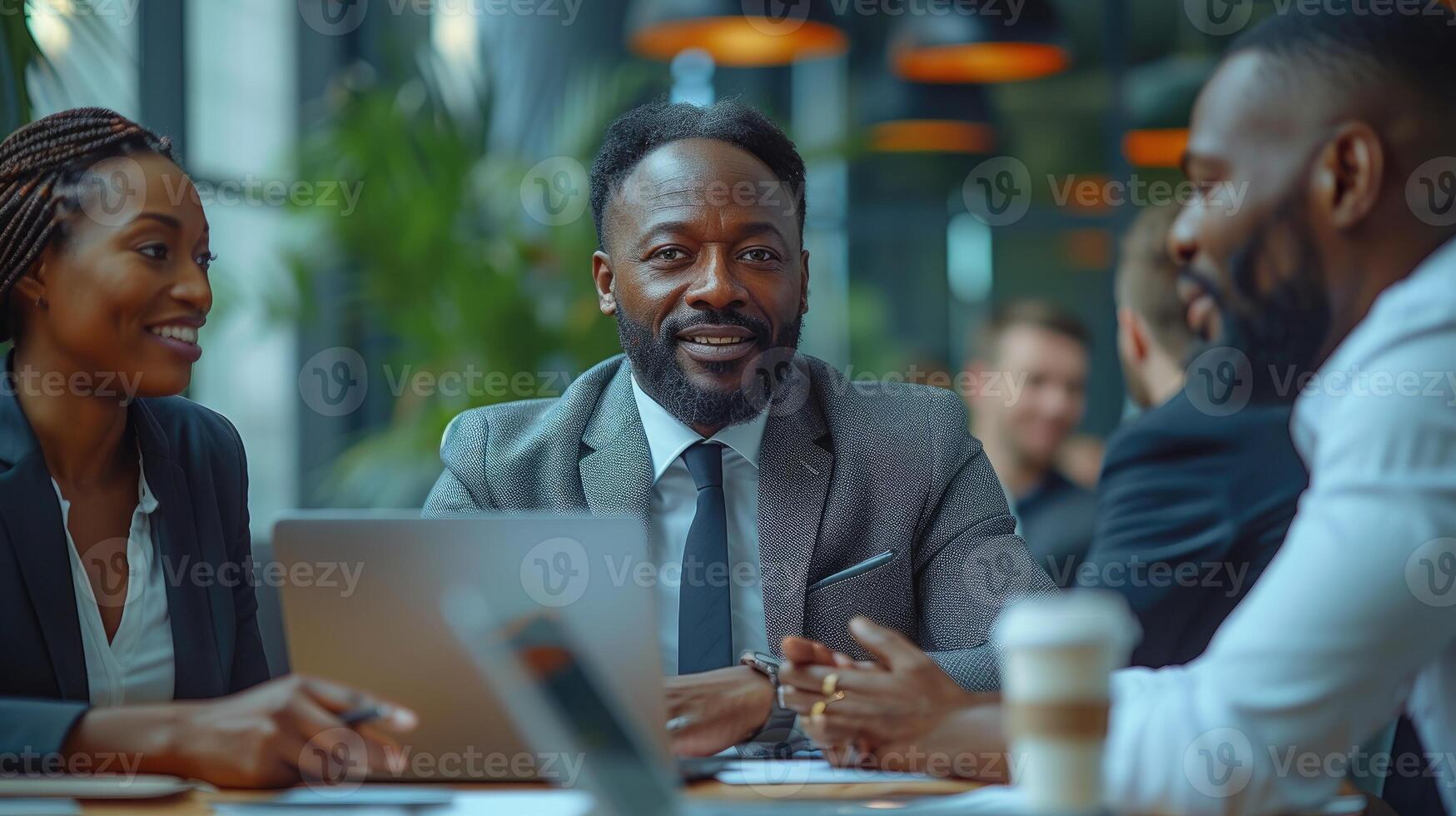 ai gerado diverso equipe colaborando sobre computador portátil dentro o negócio reunião. foto