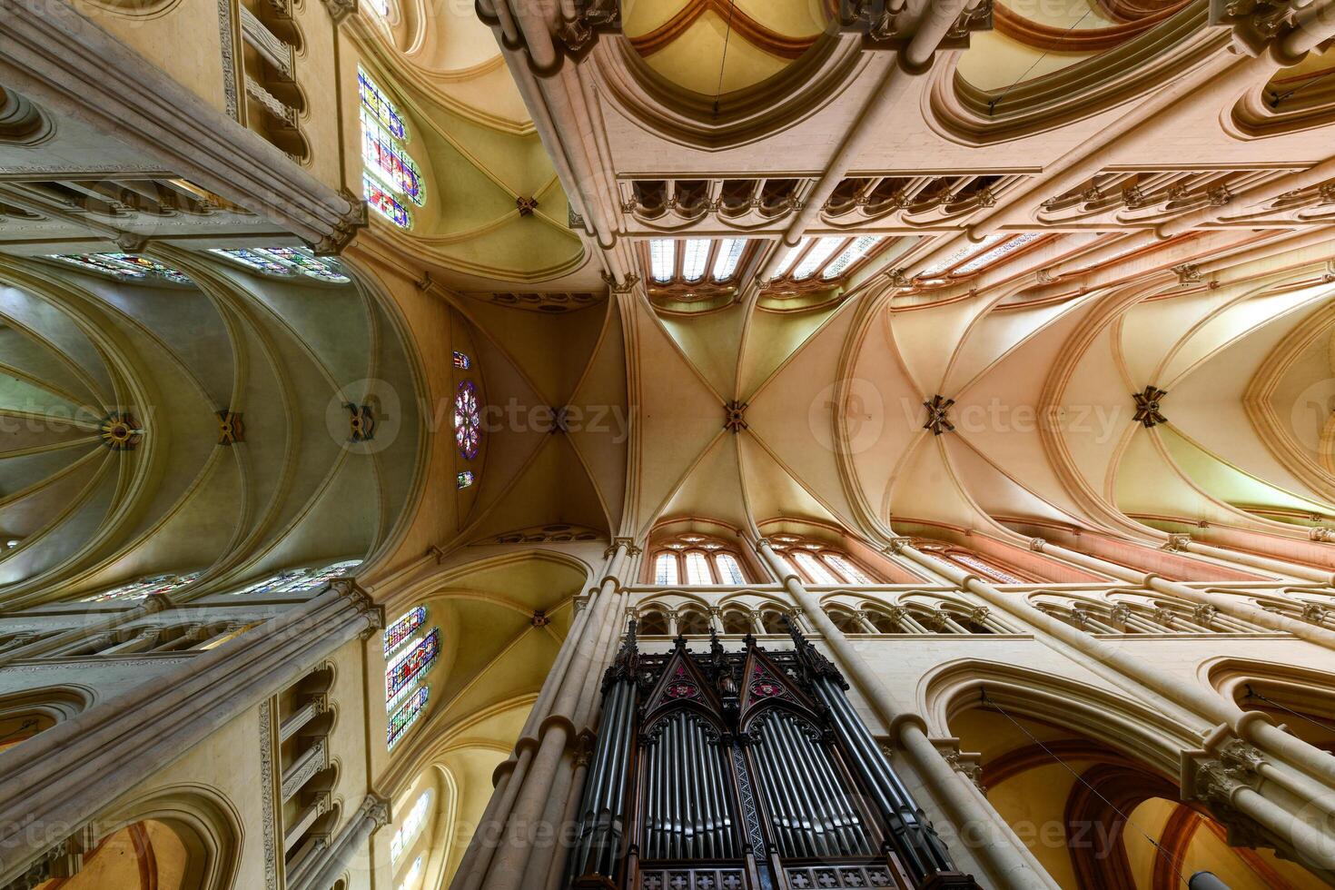 Saint-Jean-Baptiste catedral - Lyon, França foto