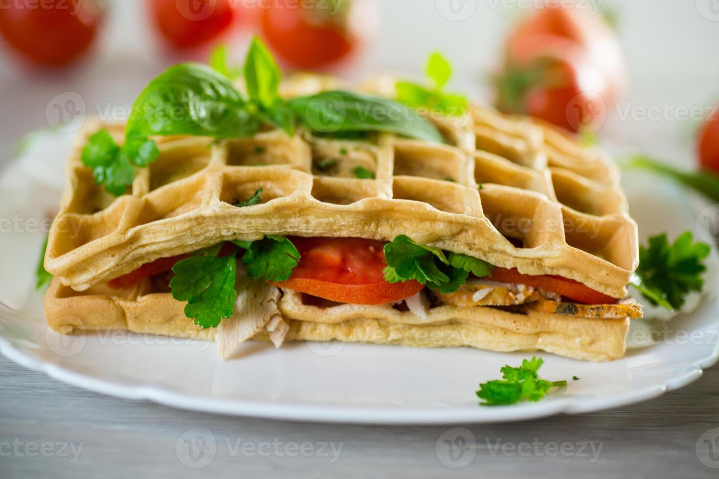 sanduíche do dois ovo omeletes com bacon e tomates dentro foto