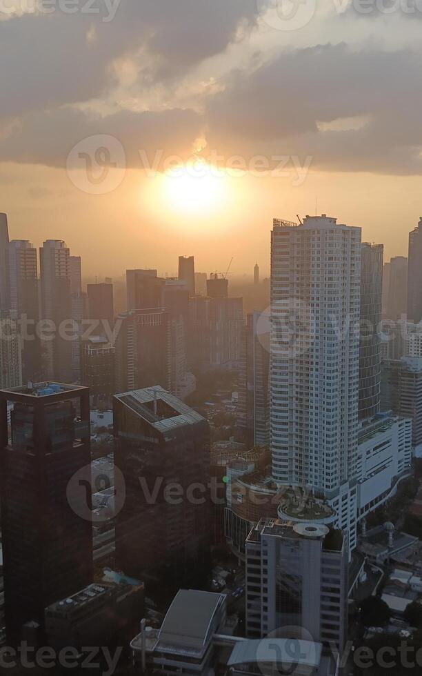 uma arranha-céu construção foto