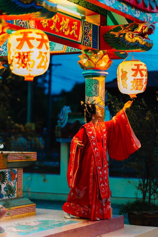 mulher vestir China Novo ano. retrato do uma mulher. pessoa dentro tradicional fantasia. mulher dentro tradicional fantasia. lindo jovem mulher dentro uma brilhante vermelho vestir e uma coroa do chinês rainha posando. foto