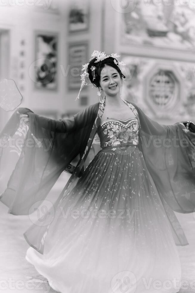 mulher vestir China Novo ano. retrato do uma mulher. pessoa dentro tradicional fantasia. mulher dentro tradicional fantasia. lindo jovem mulher dentro uma brilhante vermelho vestir e uma coroa do chinês rainha posando. foto