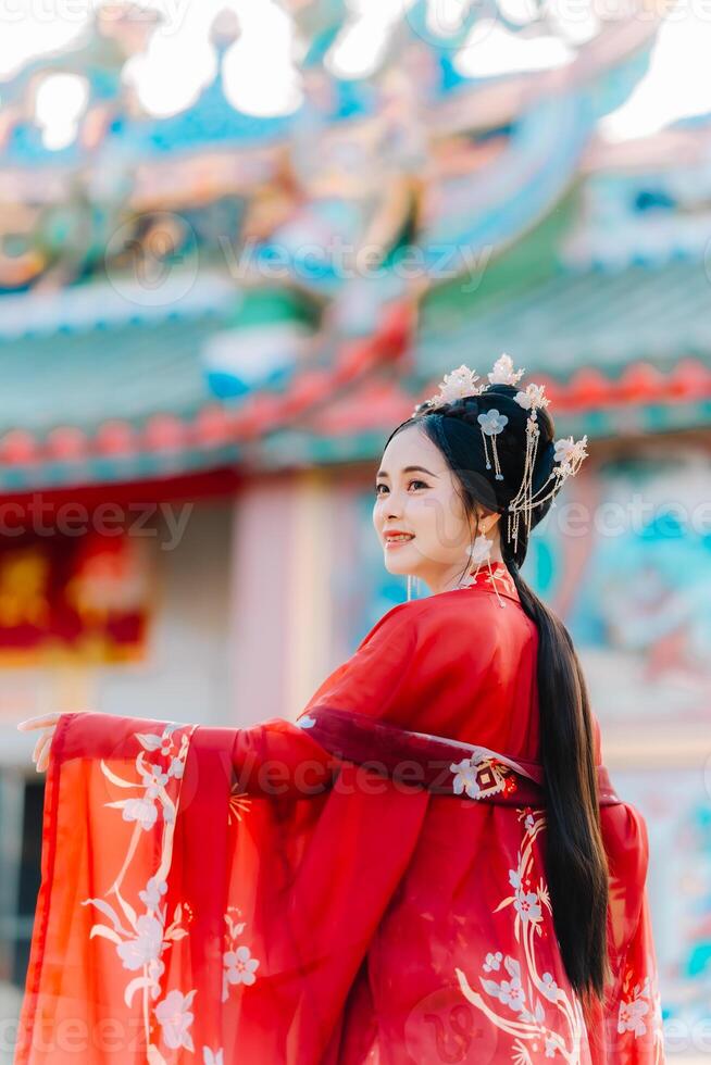 mulher vestir China Novo ano. retrato do uma mulher. pessoa dentro tradicional fantasia. mulher dentro tradicional fantasia. lindo jovem mulher dentro uma brilhante vermelho vestir e uma coroa do chinês rainha posando. foto