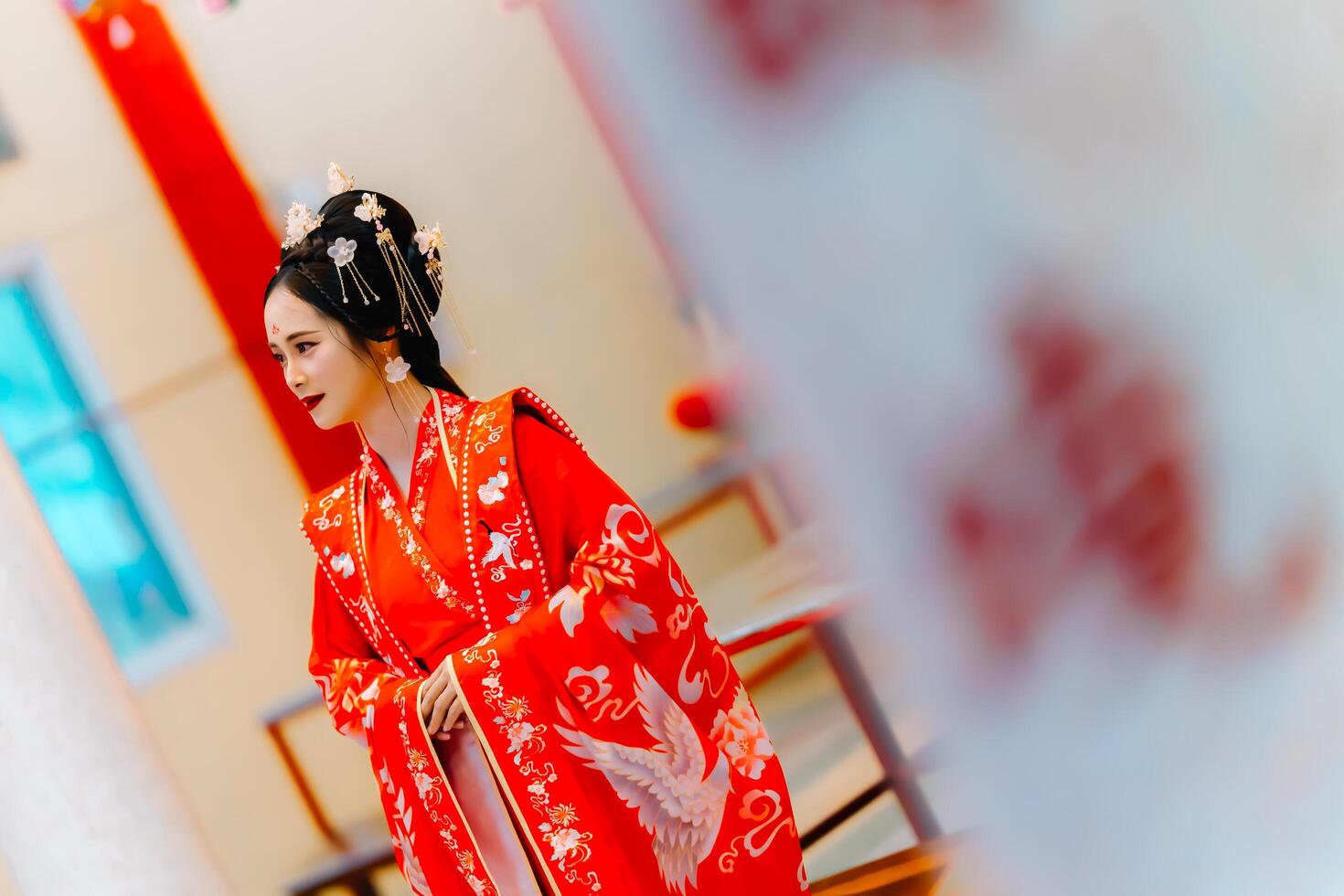 mulher vestir China Novo ano. retrato do uma mulher. pessoa dentro tradicional fantasia. mulher dentro tradicional fantasia. lindo jovem mulher dentro uma brilhante vermelho vestir e uma coroa do chinês rainha posando. foto