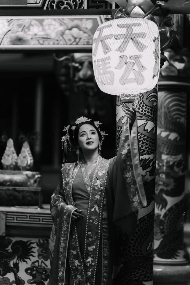 mulher vestir China Novo ano. retrato do uma mulher. pessoa dentro tradicional fantasia. mulher dentro tradicional fantasia. lindo jovem mulher dentro uma brilhante vermelho vestir e uma coroa do chinês rainha posando. foto