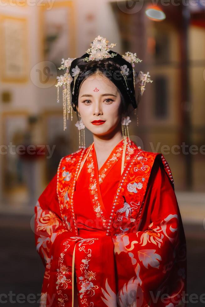 mulher vestir China Novo ano. retrato do uma mulher. pessoa dentro tradicional fantasia. mulher dentro tradicional fantasia. lindo jovem mulher dentro uma brilhante vermelho vestir e uma coroa do chinês rainha posando. foto