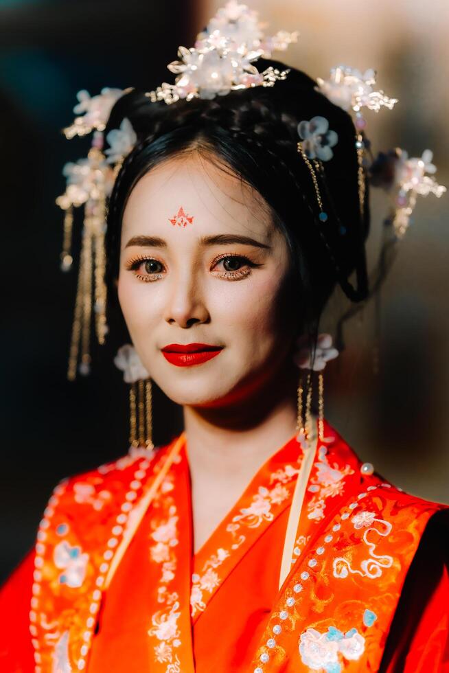 mulher vestir China Novo ano. retrato do uma mulher. pessoa dentro tradicional fantasia. mulher dentro tradicional fantasia. lindo jovem mulher dentro uma brilhante vermelho vestir e uma coroa do chinês rainha posando. foto