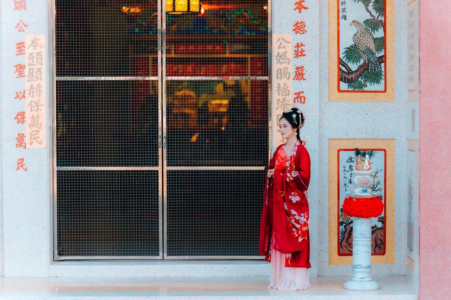 mulher vestir China Novo ano. retrato do uma mulher. pessoa dentro tradicional fantasia. mulher dentro tradicional fantasia. lindo jovem mulher dentro uma brilhante vermelho vestir e uma coroa do chinês rainha posando. foto