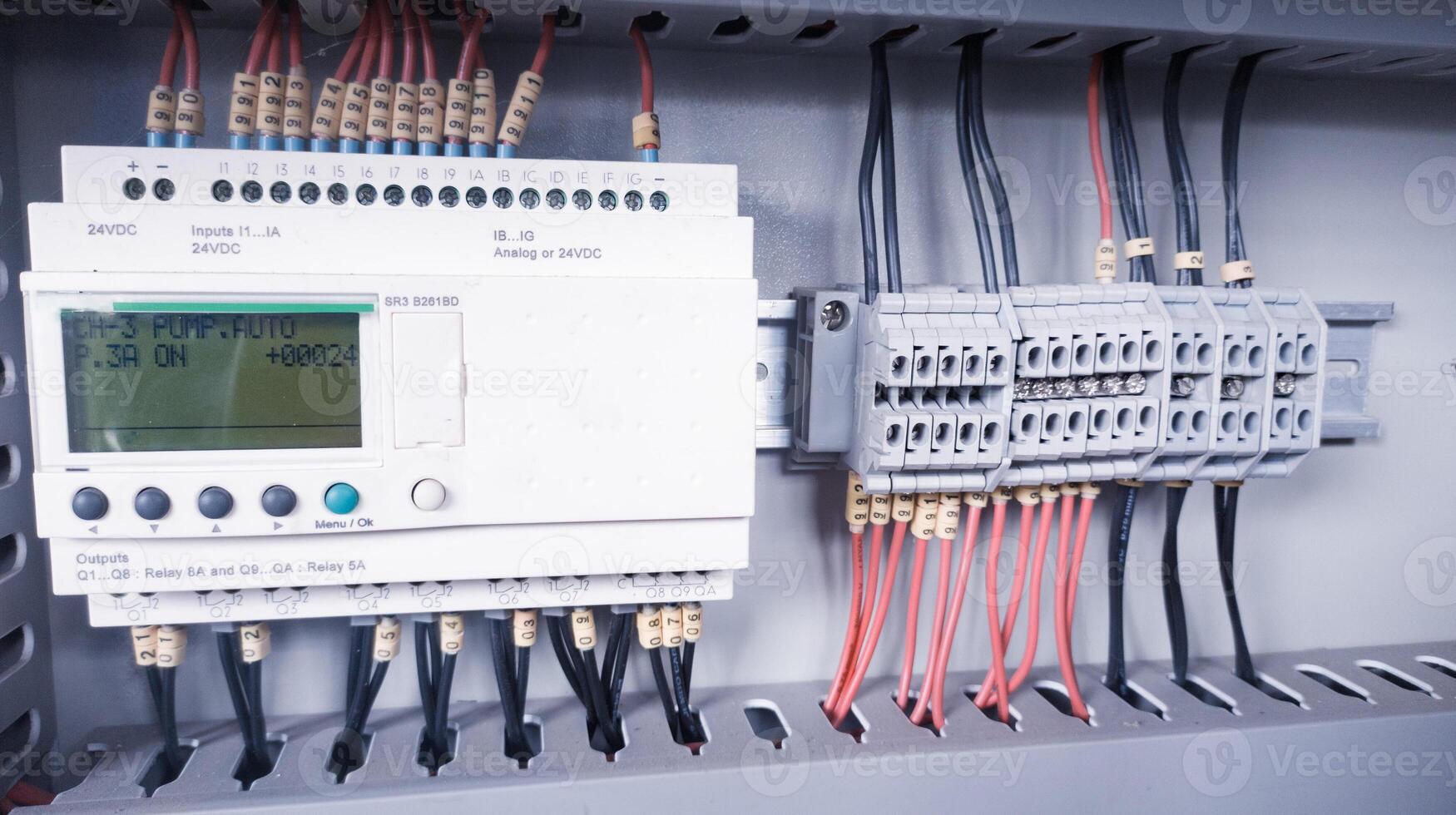 Lógica do relé inteligente Zelio para usar o controle do motor da bomba elétrica. foto