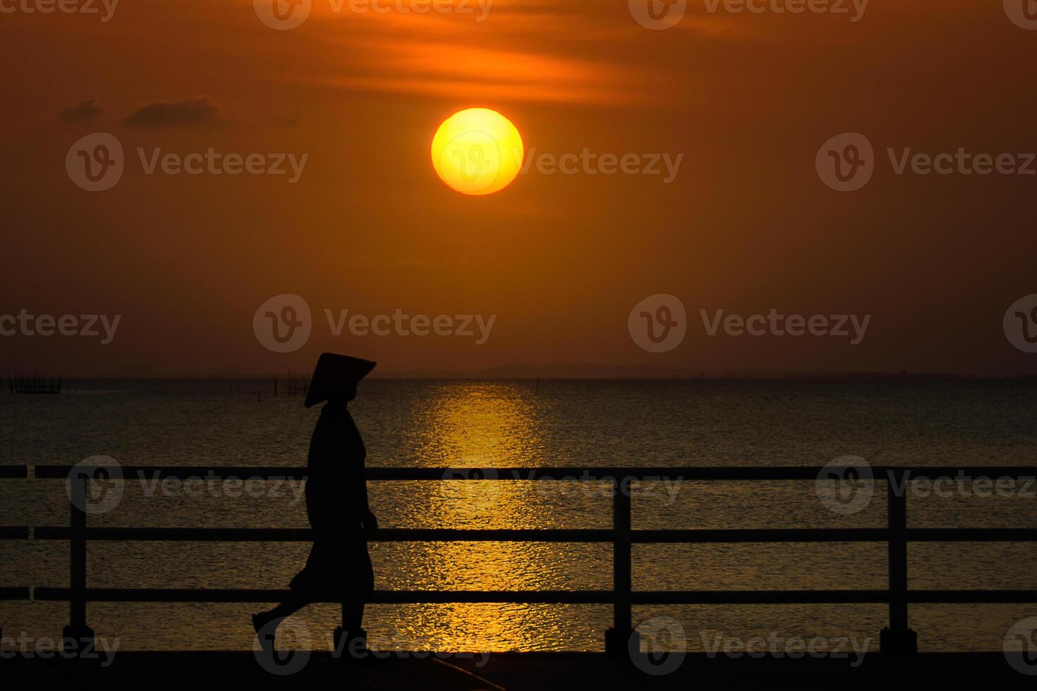 pôr do sol céu em a lago foto