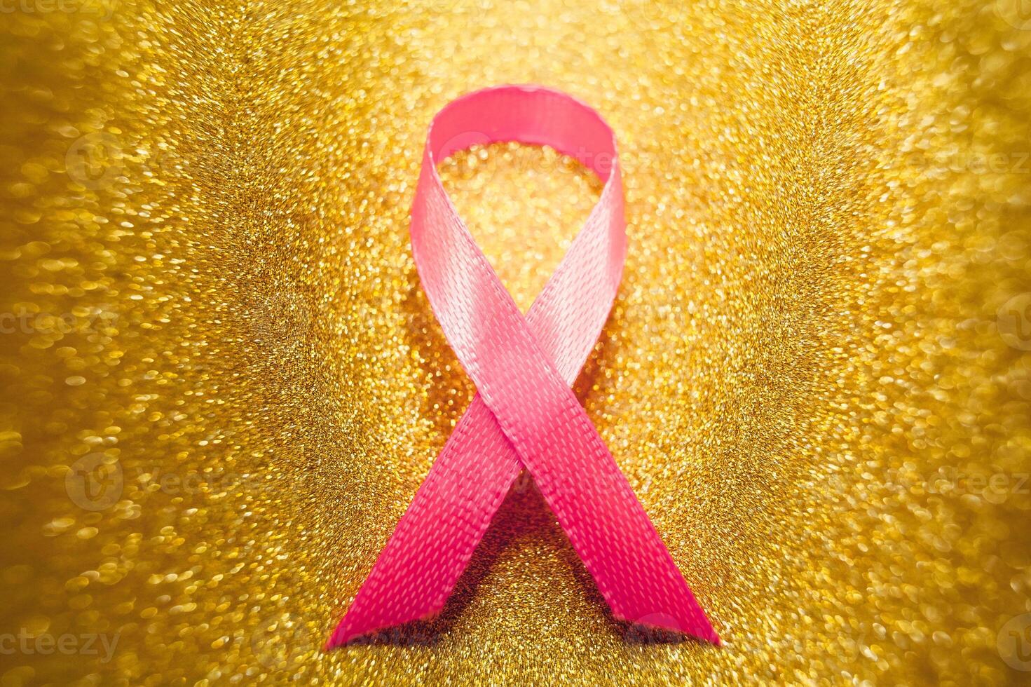 Rosa fita para seio Câncer conhecimento, simbólico arco cor levantando consciência em pessoas vivo com mulheres seio tumor doença. arco isolado com recorte brilhar ouro fundo foto