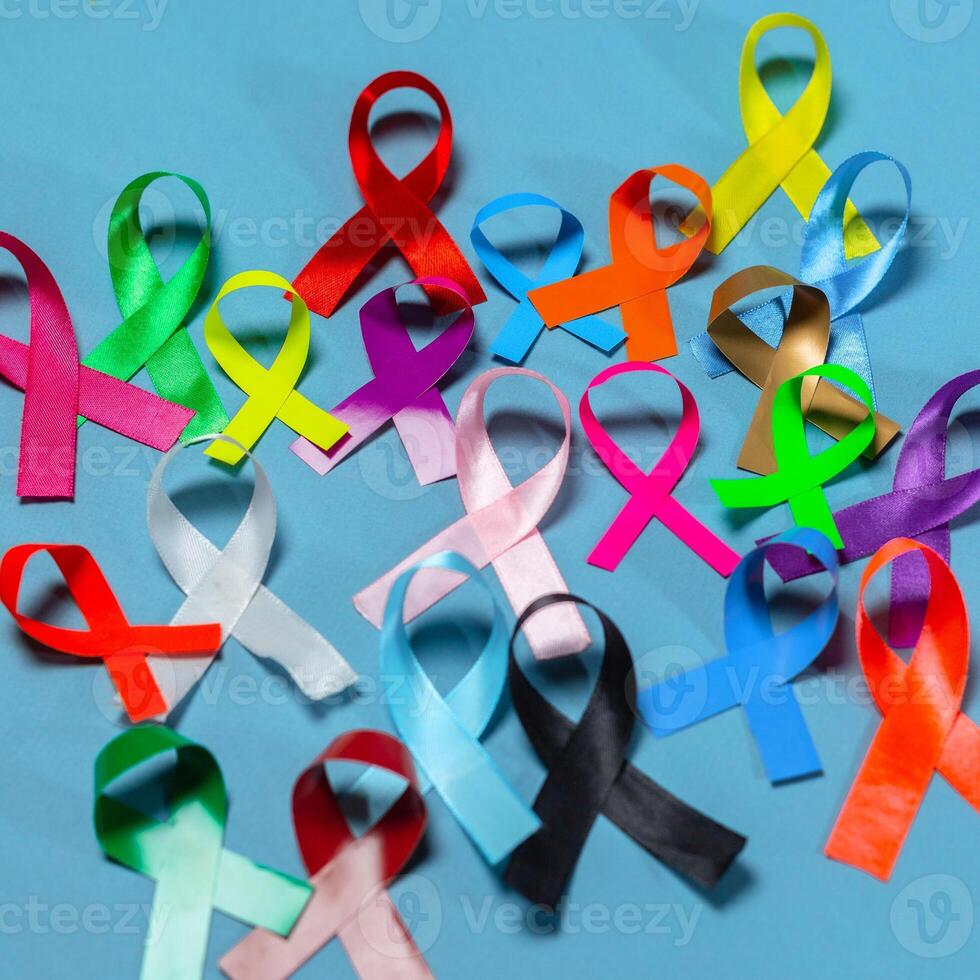 mundo Câncer dia. colorida fitas, Câncer conhecimento, azul fundo. internacional agência para pesquisa em Câncer foto