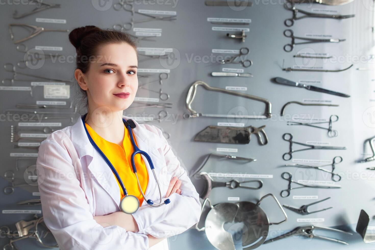 retrato do uma médico em uma ficar de pé fundo com uma cirúrgico instrumento. conceito jovem aluna menina estudando uma médico ferramenta foto