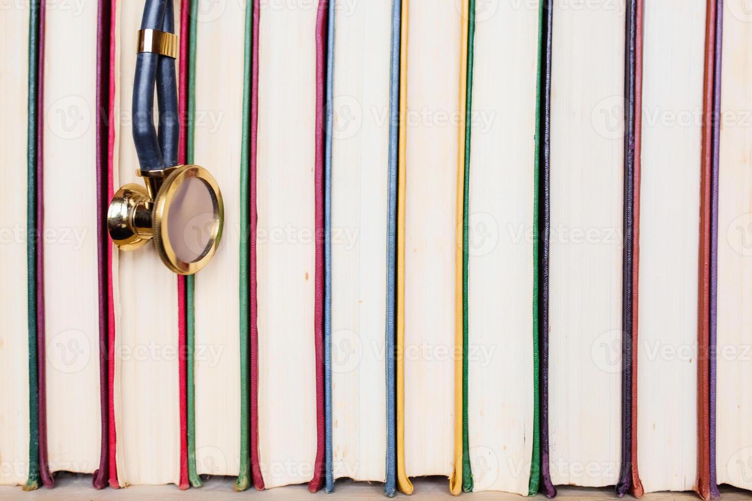 médico aluna multicolorido livro didático e estetoscópio. coleção do científico papéis foto