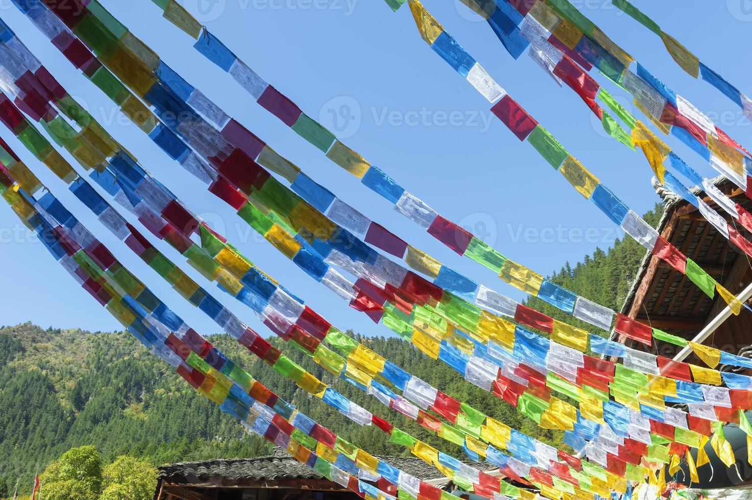 orações bandeiras às Shuzheng tibetano Vila, jiuzhaigou nacional parque, sichuan província, China, unesco mundo herança local foto