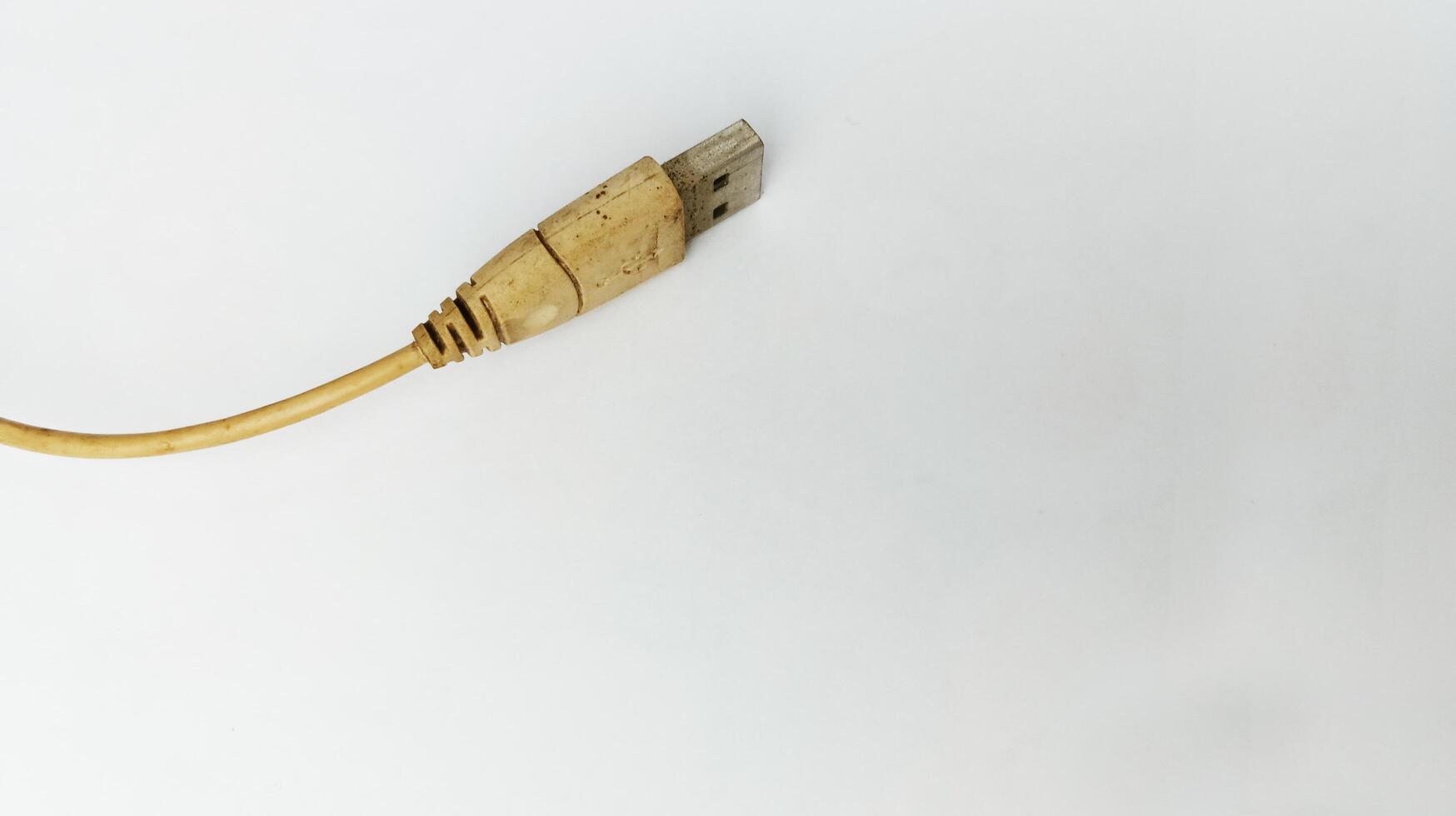 desgastado branco USB cabo em branco fundo foto