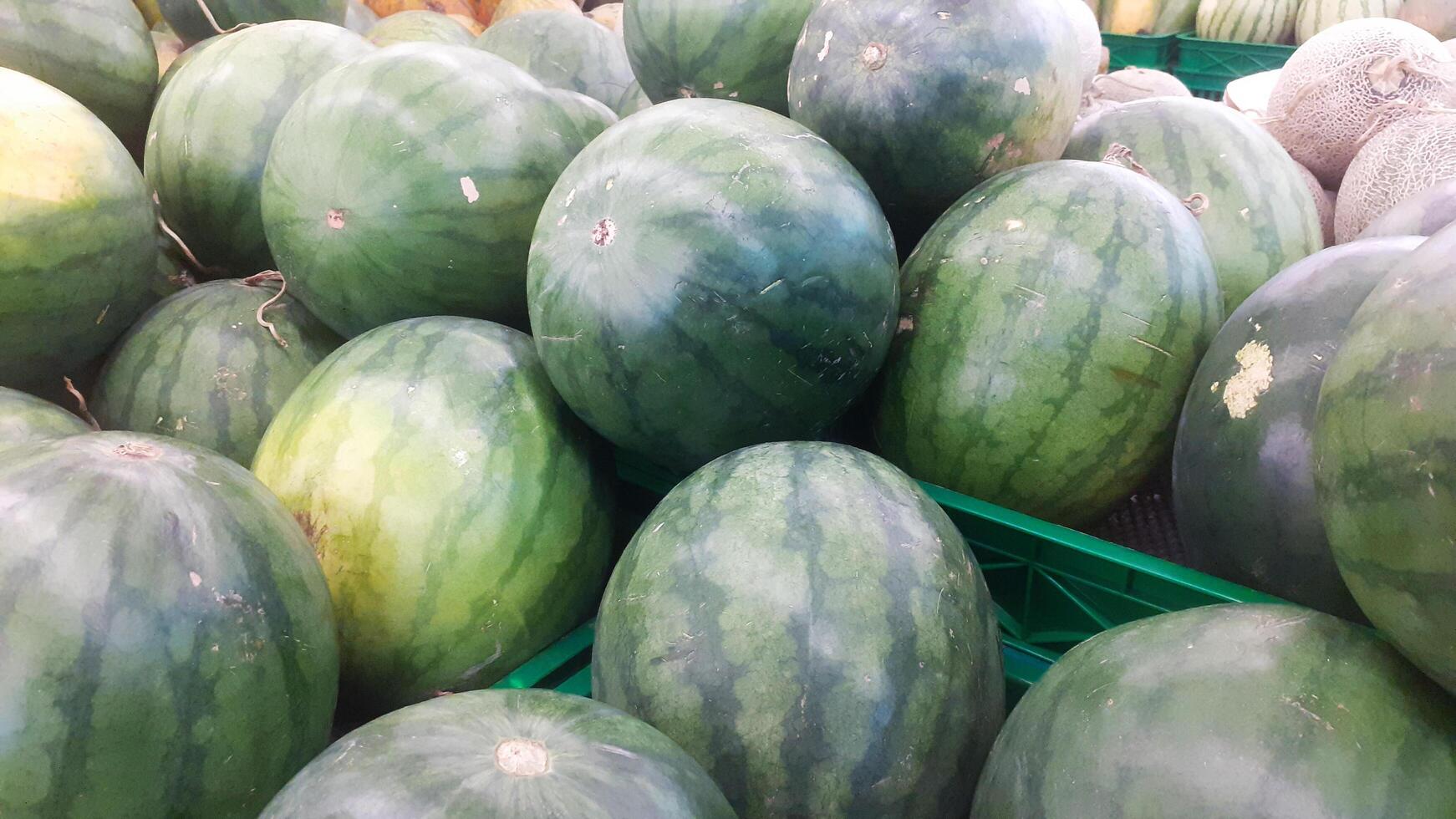 muitos grande doce verde melancias em a mercado foto