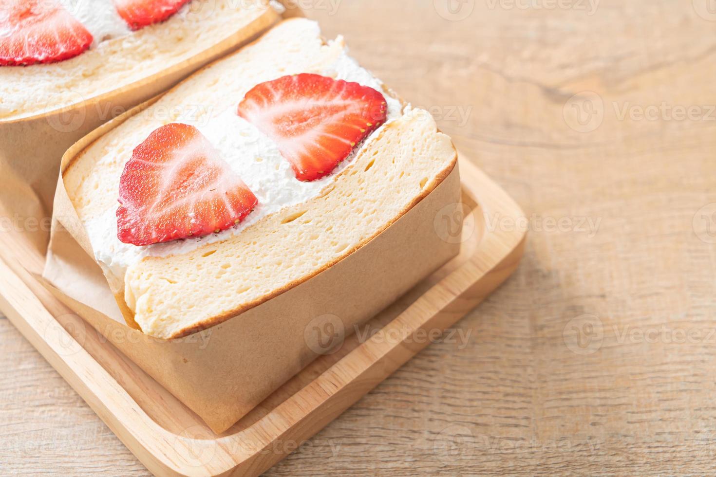 sanduíche de panqueca com creme de morango fresco foto