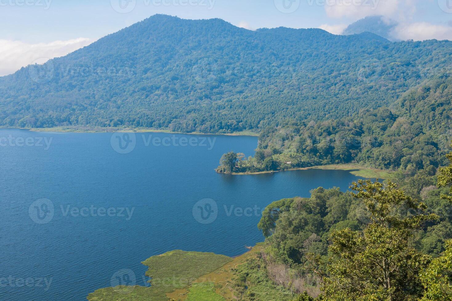 Visão do lago comprar em bali ilha, Indonésia. isto é bali segundo maior lago. vulcões ter criada e em forma isto ilha e produzindo rico solos possibilitando uma exuberante floresta para crescer. foto