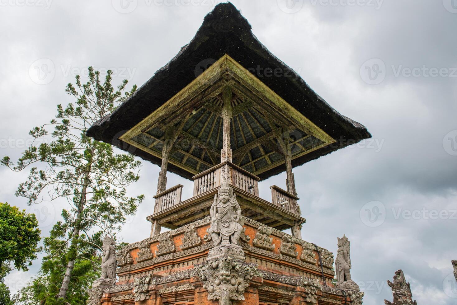 a espiritual santuário dentro pura taman ayun a real têmpora do mengwi Império dentro badung regência, Bali, Indonésia. Visão dentro a nublado dia. foto