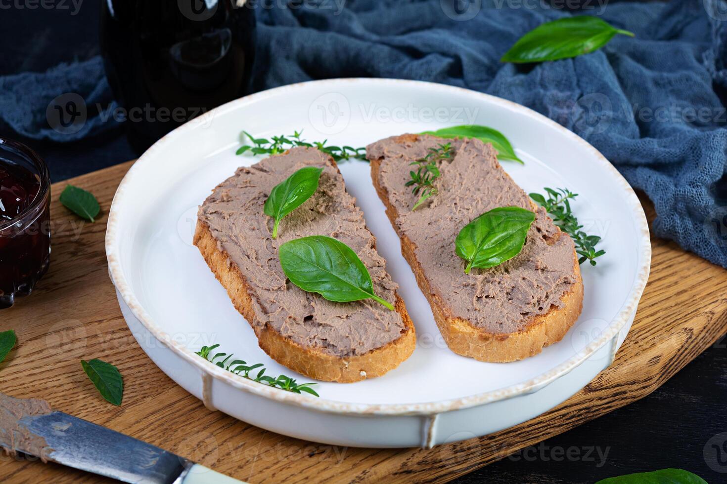 grelhado sanduíche com patê com frango fígado e azeitonas em Sombrio fundo foto