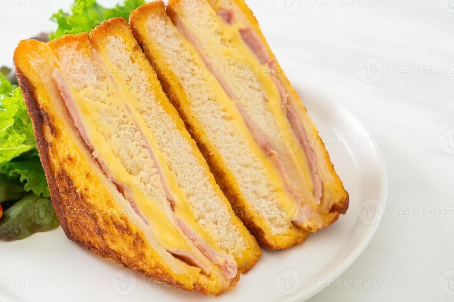 sanduíche caseiro de queijo fiambre com salada foto