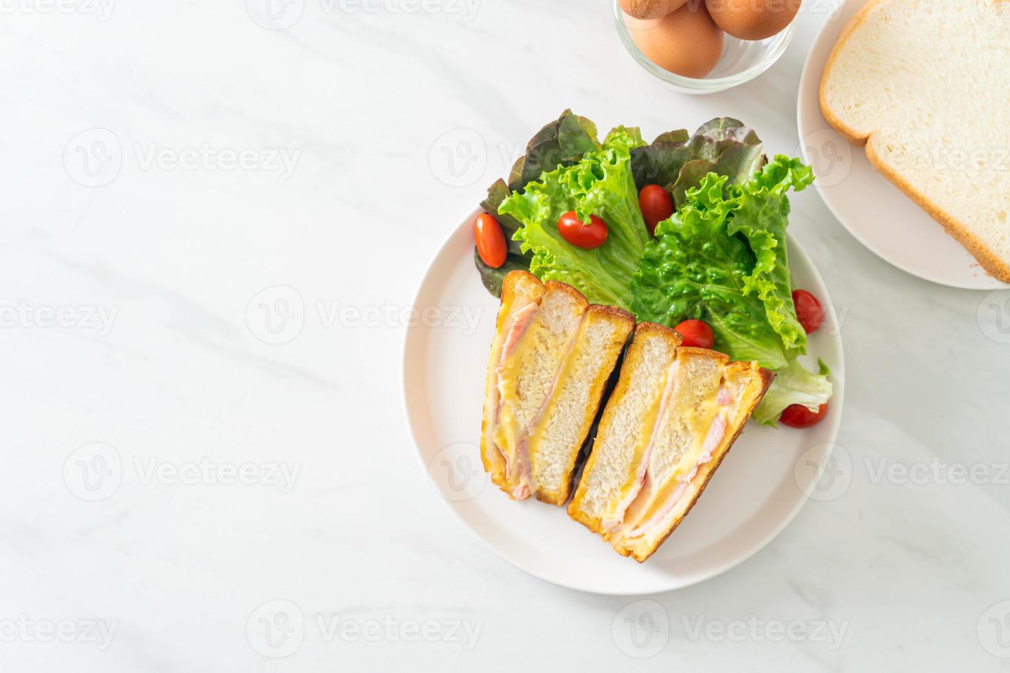 sanduíche caseiro de queijo fiambre com salada foto