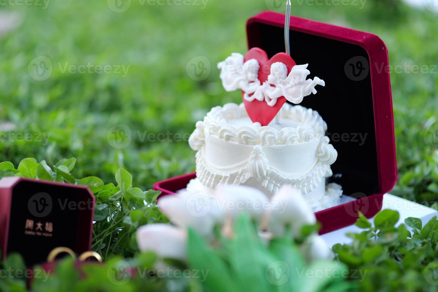 uma Casamento bolo com uma coração e uma anel em isto foto