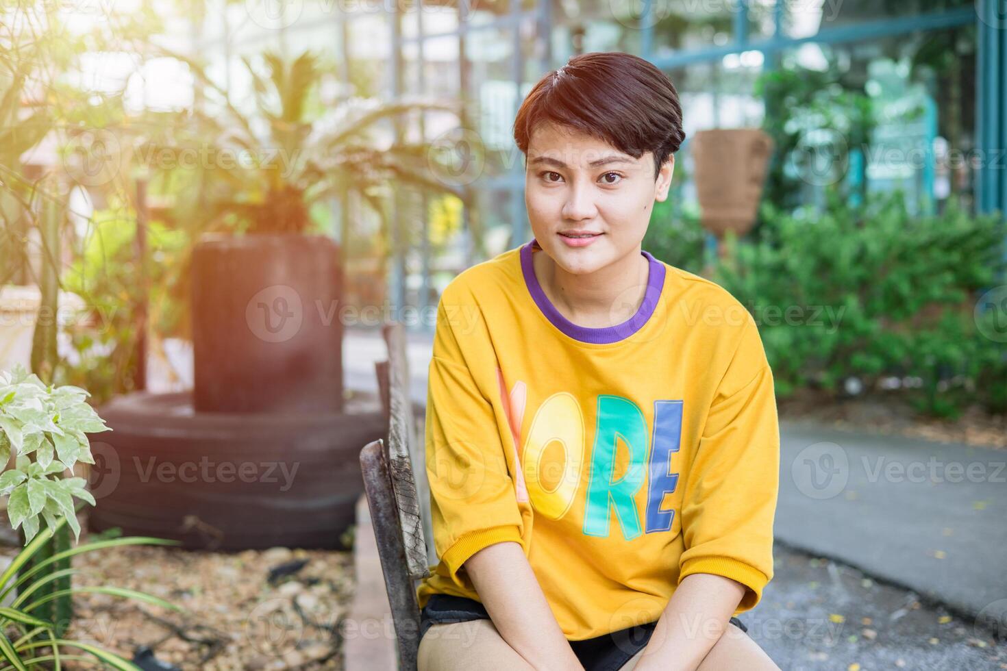 retrato ásia mulheres curto cabelo cortar sorridente bonitinho. lgbt transgêneros pessoas senhora Garoto feliz sorriso. foto