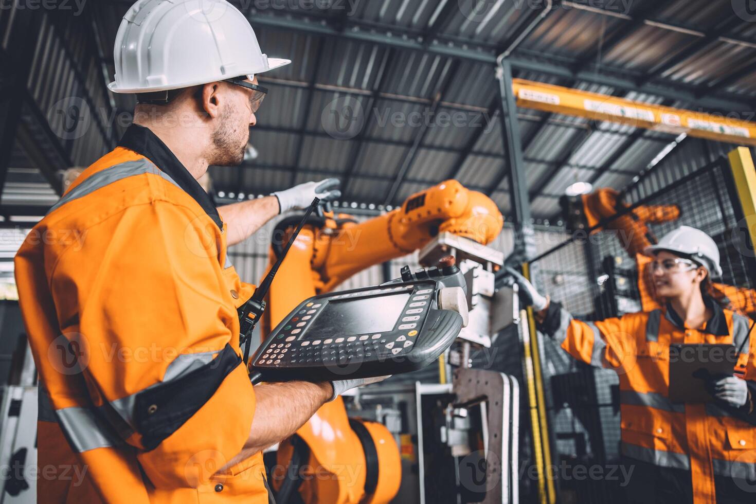 engenheiro equipe serviço robô Soldagem trabalhando dentro automação fábrica. pessoas trabalhador dentro segurança terno trabalhos robótico braço Programas programação ou substituindo parte dentro automatizado fabricação indústria tecnologia. foto