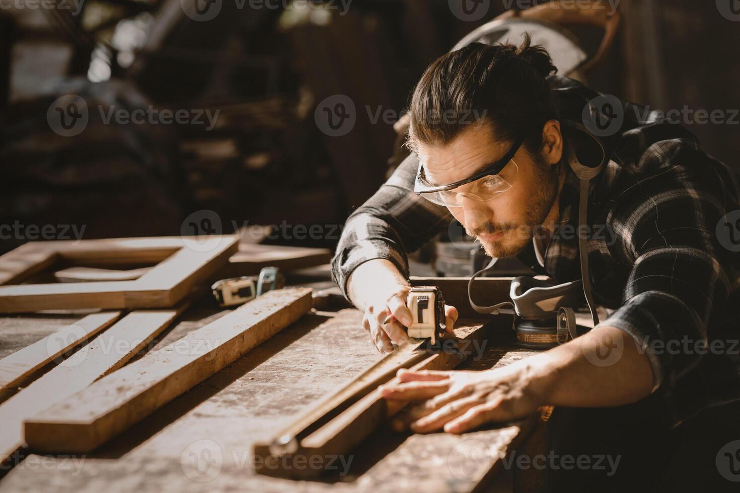 carpinteiro homem mobília artesão feito à mão fazer madeira às madeira oficina foto