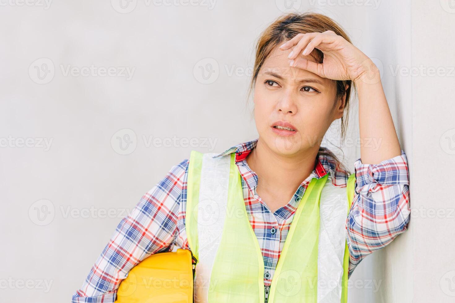 cansado estresse mulher trabalhador ásia engenheiro senhora Exausta sentir mau expressão foto