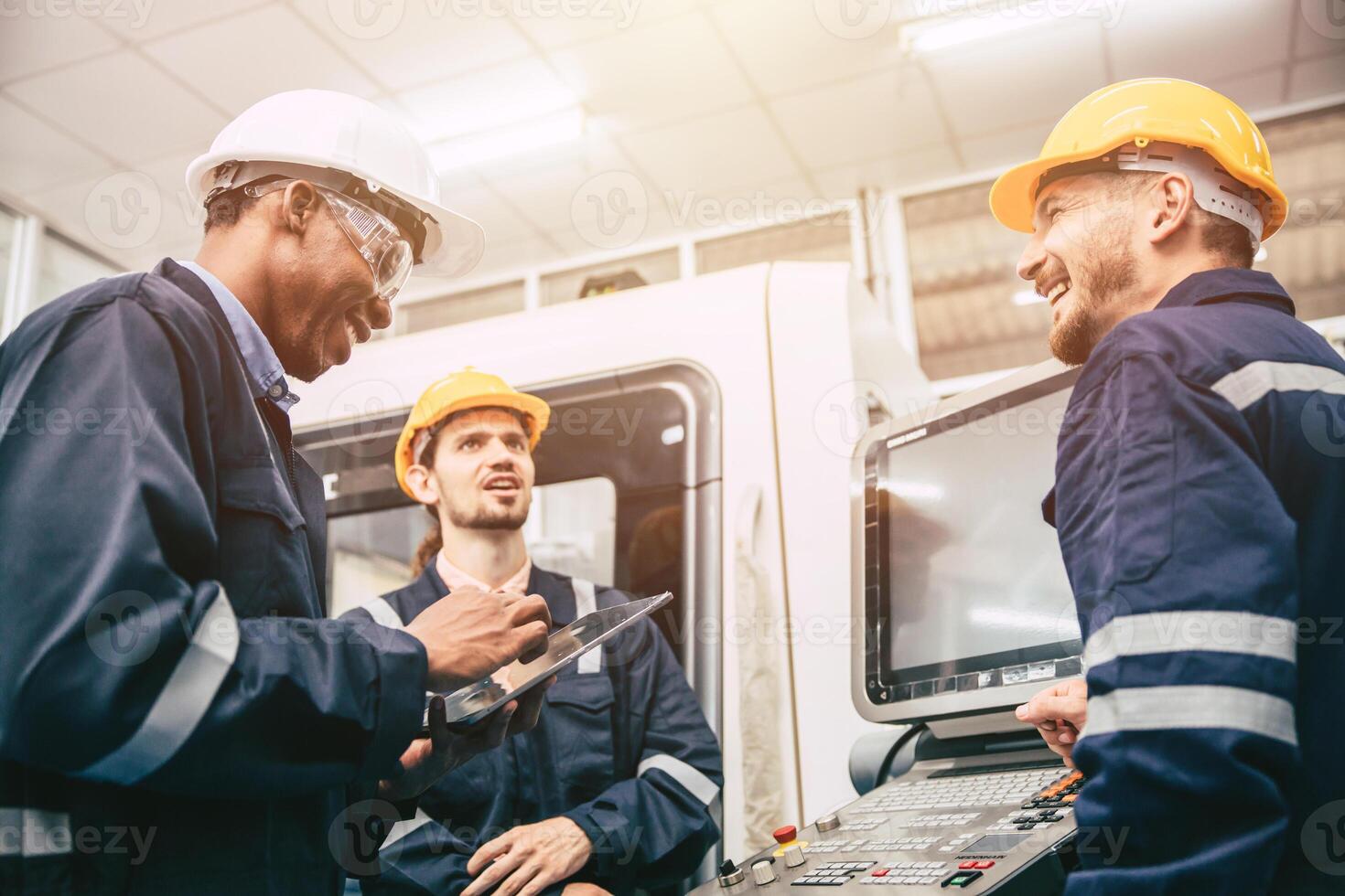 grupo do masculino diversidade engenheiro trabalhador equipe apreciar relaxar feliz Piada falando juntos engraçado e rir amigo às fábrica local de trabalho foto