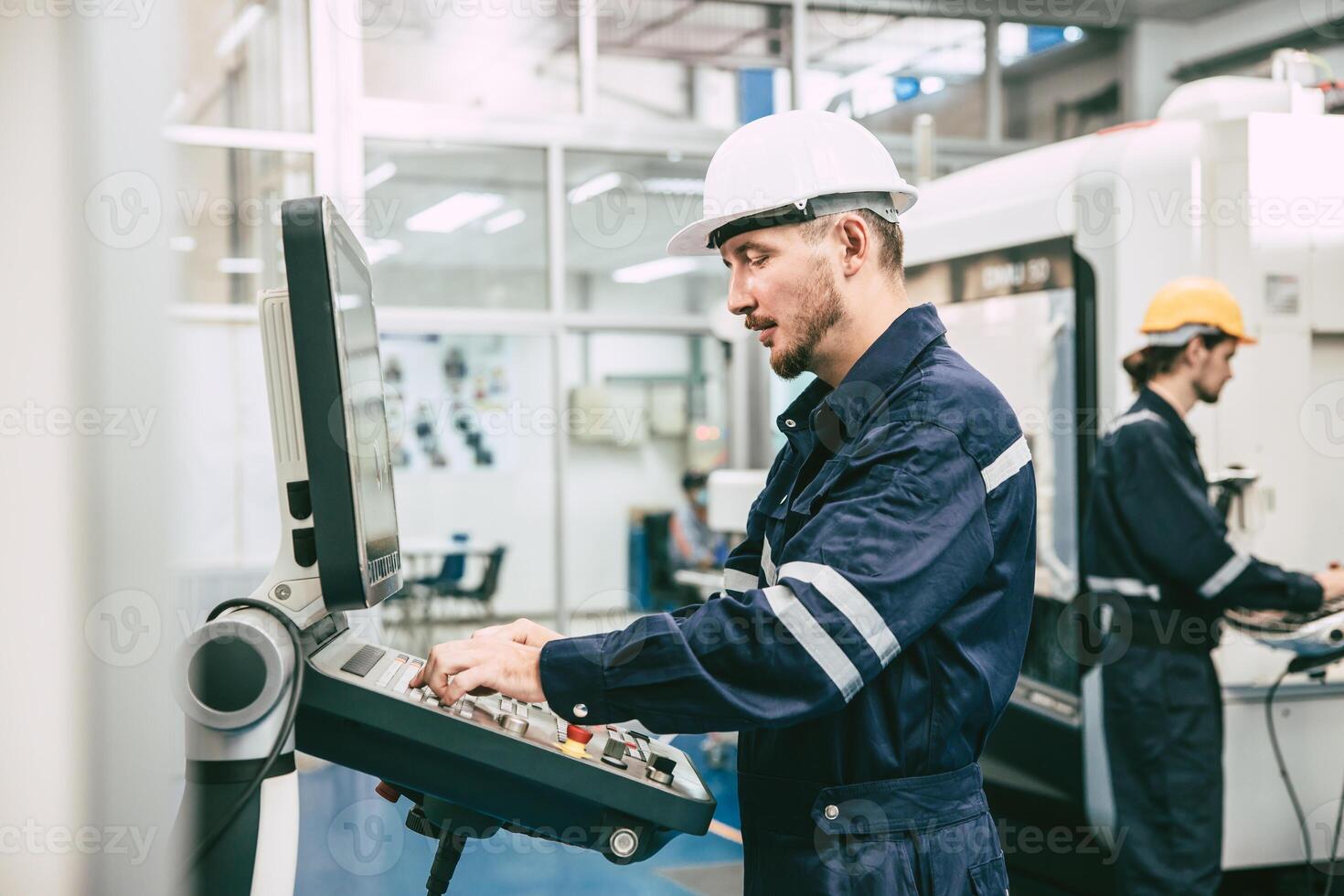 metal torno cnc máquina engenheiro trabalhador. Engenharia funcionários trabalhando dentro precisão metal partes fábrica foto