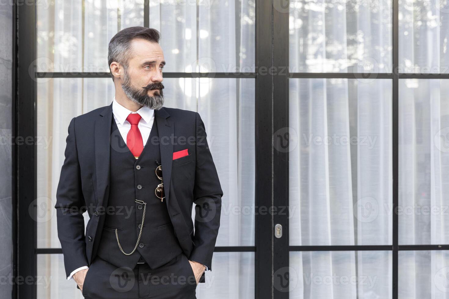 retrato hispânico latim bigode cavalheiros moda à moda vestir smoking Jaqueta terno inteligente bonito modelo. o negócio homem patrão advogado latino de pé. foto