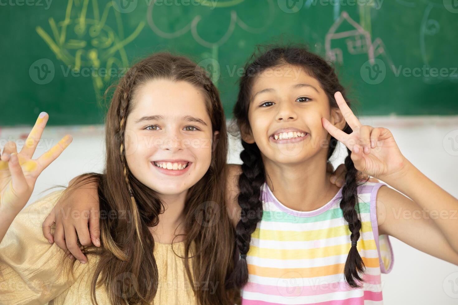 crianças menina misturar raça feliz sorrir dentro escola Sala de aula com quadros-negros fundo foto