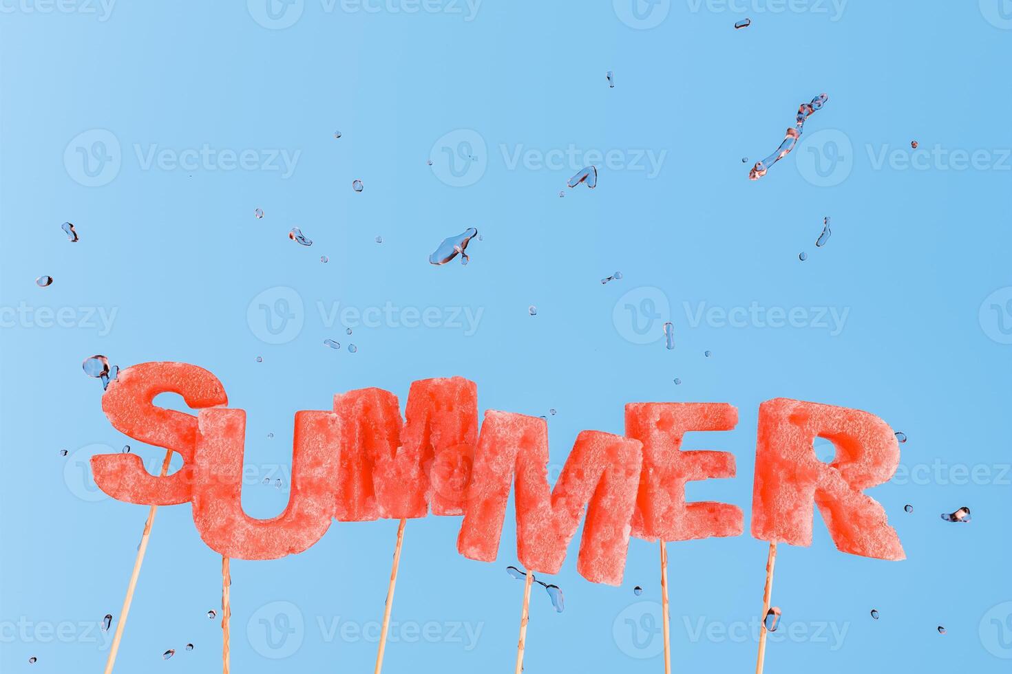 Melancia cartas soletração 'verão' com água gotas em azul fundo foto