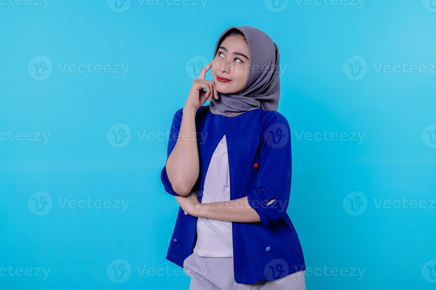 close-up de uma mulher pensativa e focada usando um hijab com um pensamento problemático difícil de tomar decisões em mente franzindo a testa foto