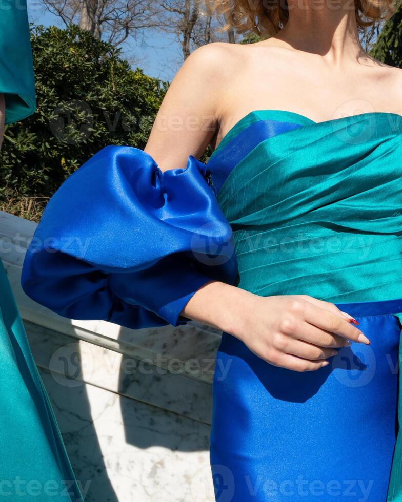 uma mulher em um vestido azul foto