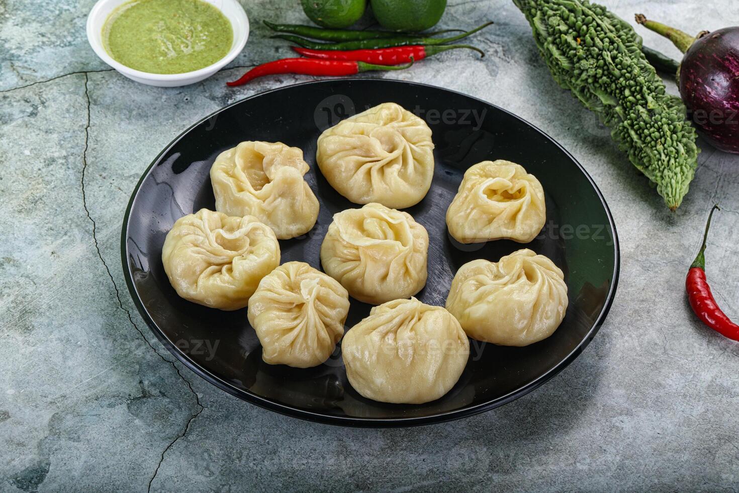 nepalês cozido no vapor dumplings momo com sause foto