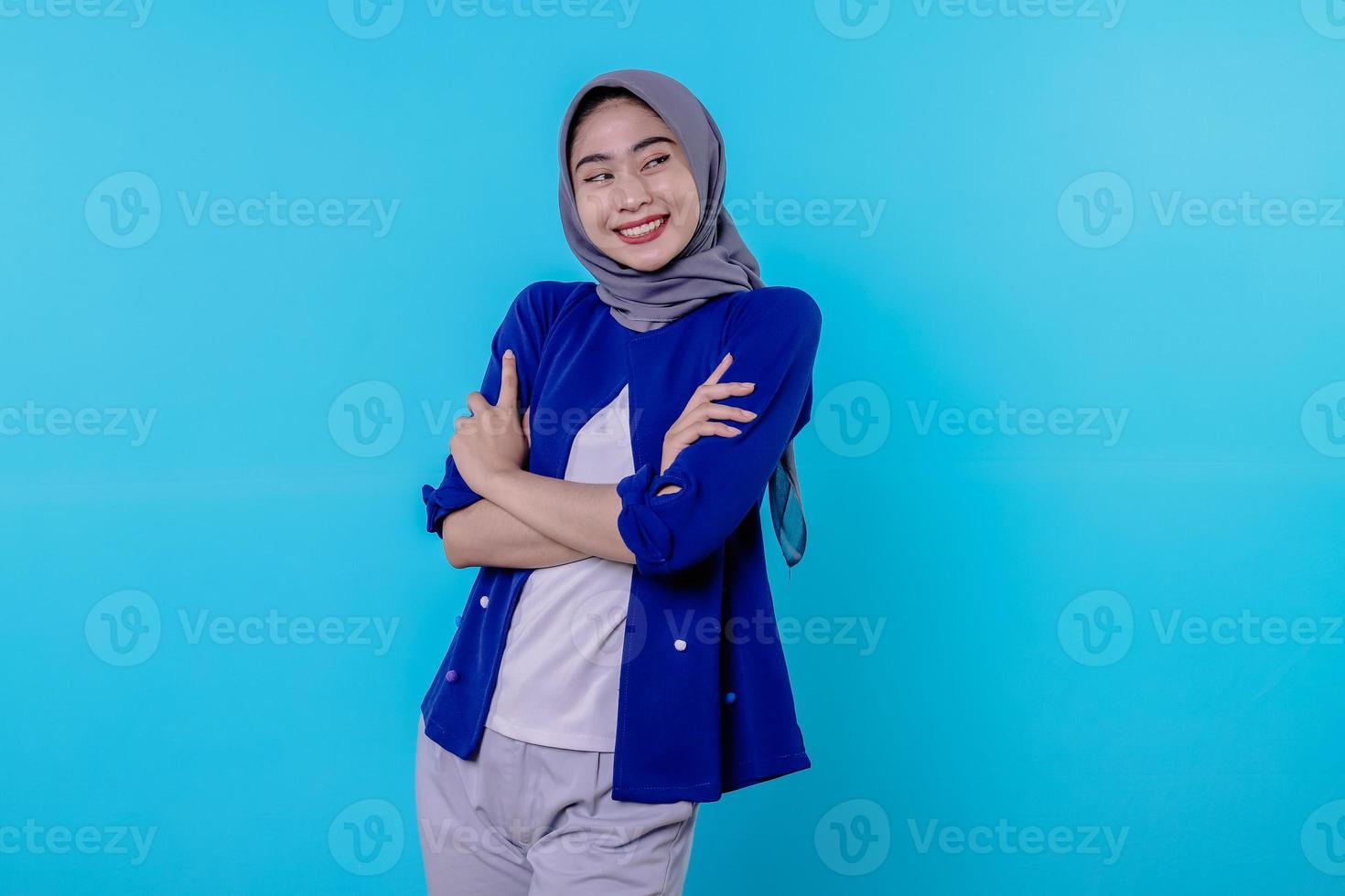 otimista encantadora jovem atraente com um sorriso fofo e alegre com um belo sorriso branco sobre fundo azul claro foto
