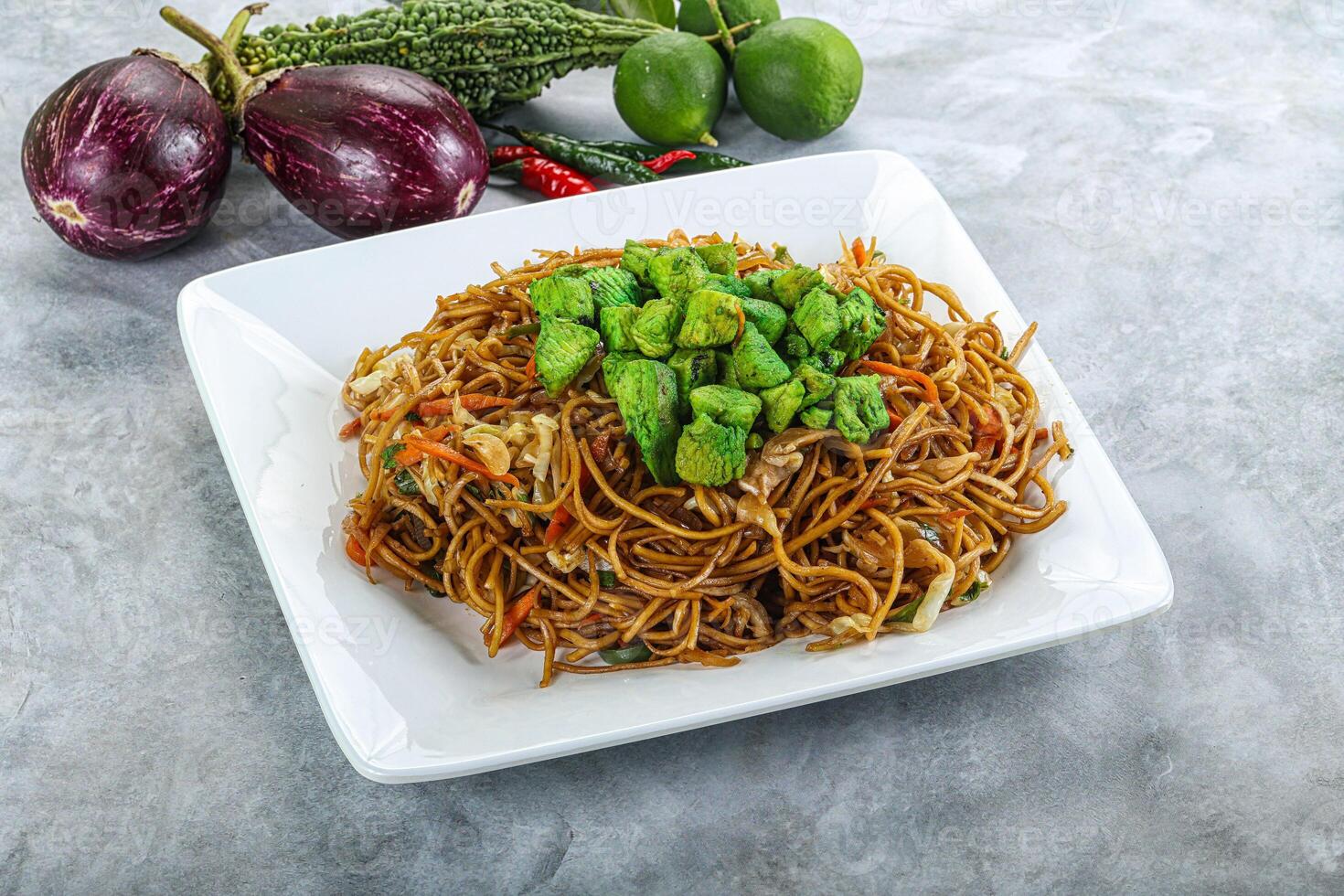 mexer frito Macarrão com frango foto