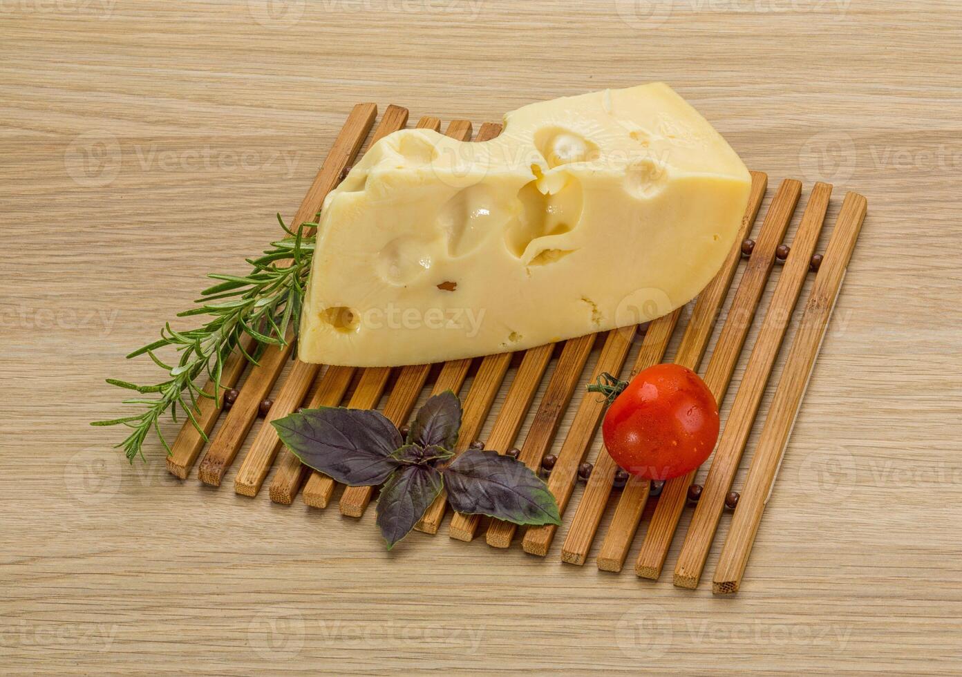 maasdam queijo sobre borda foto