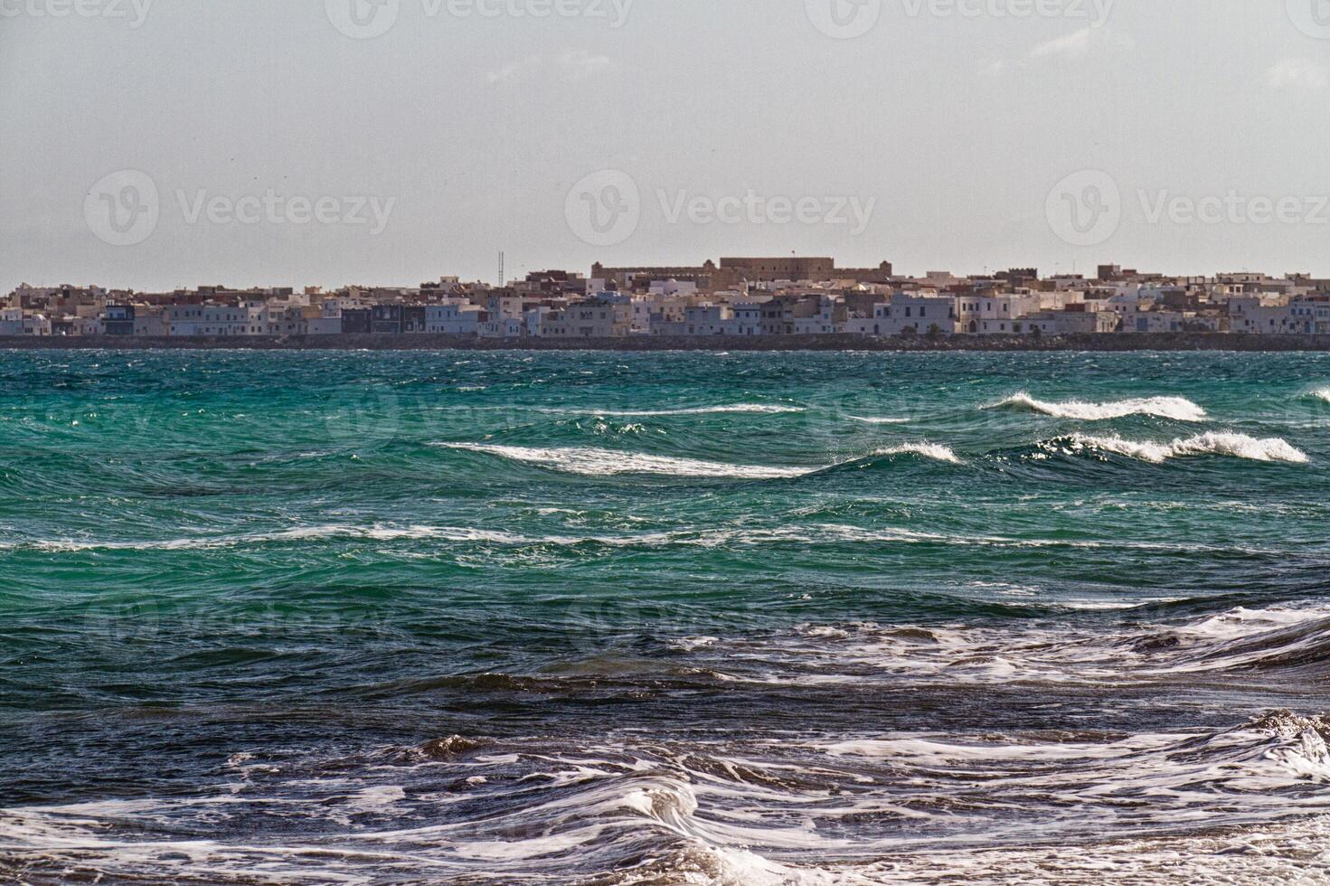 ondas do mar no mar mediterrâneo foto