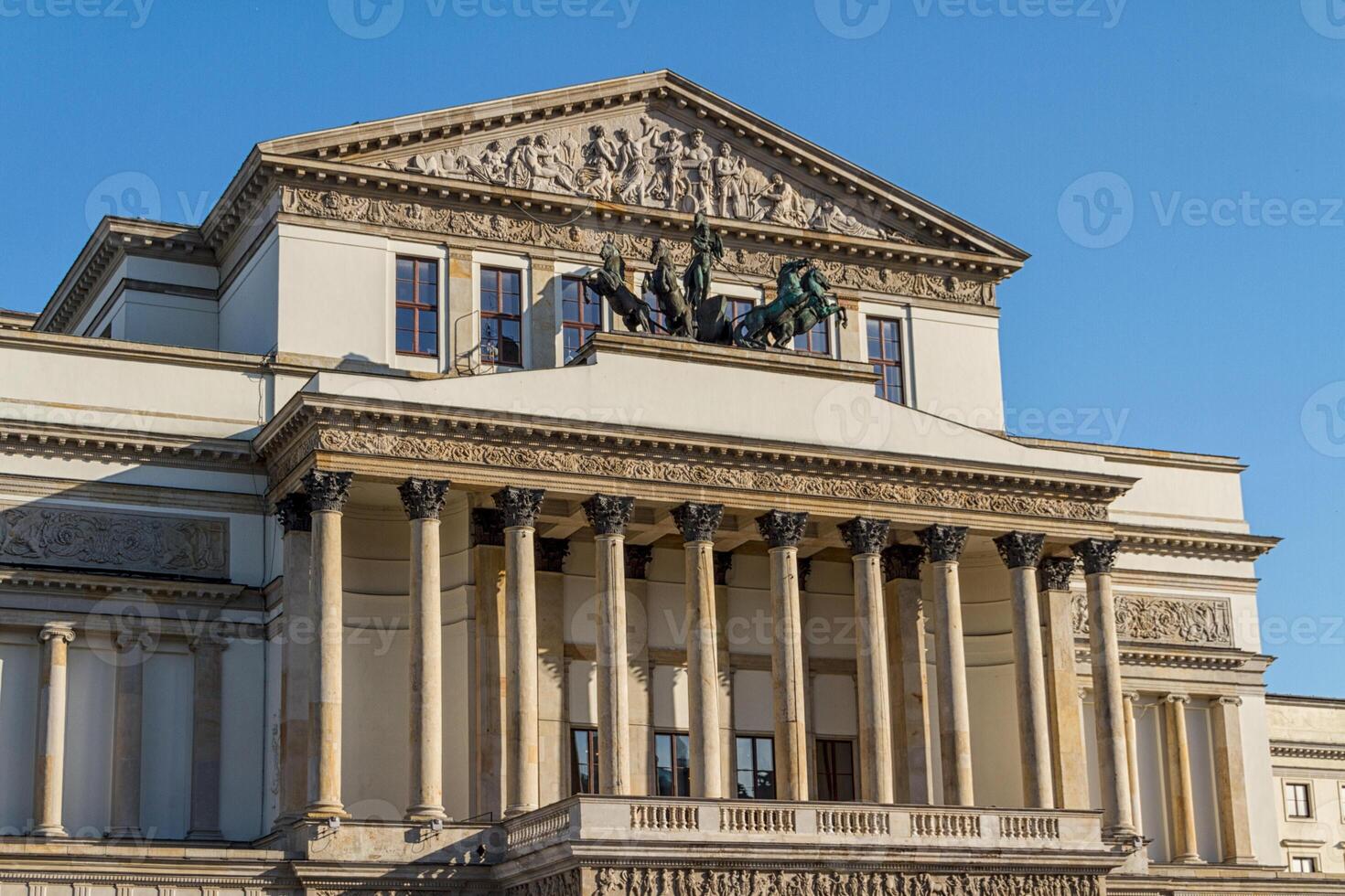 Varsóvia, Polônia - casa de ópera nacional e edifício do teatro nacional foto