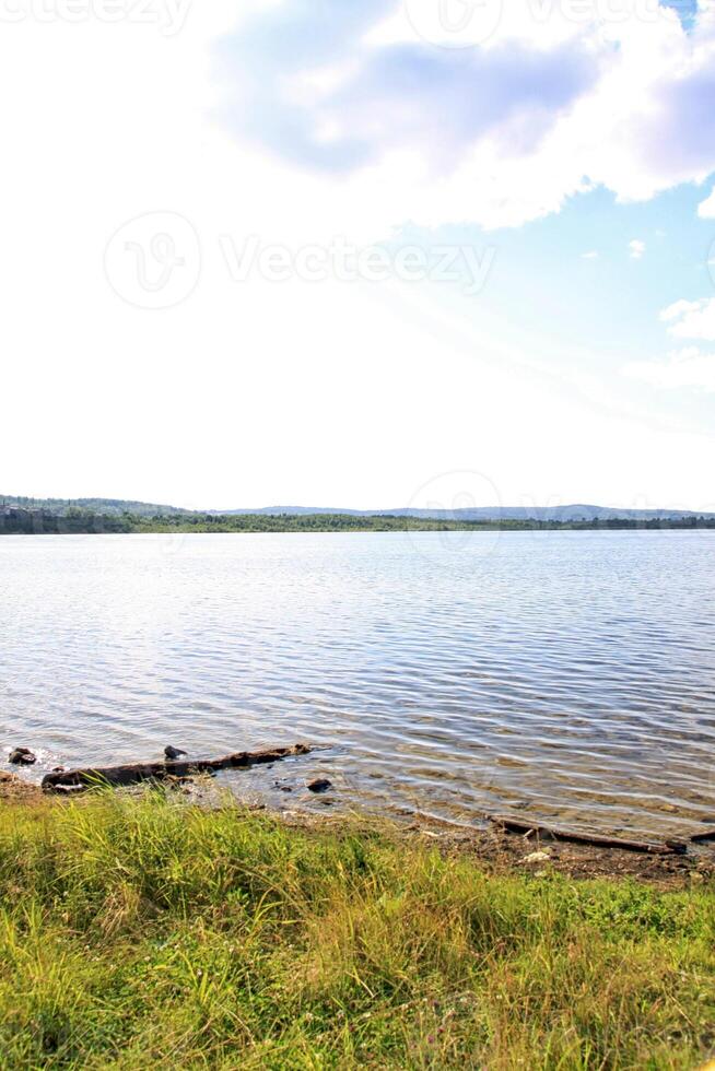 verão panorama. ural montanhas rio foto