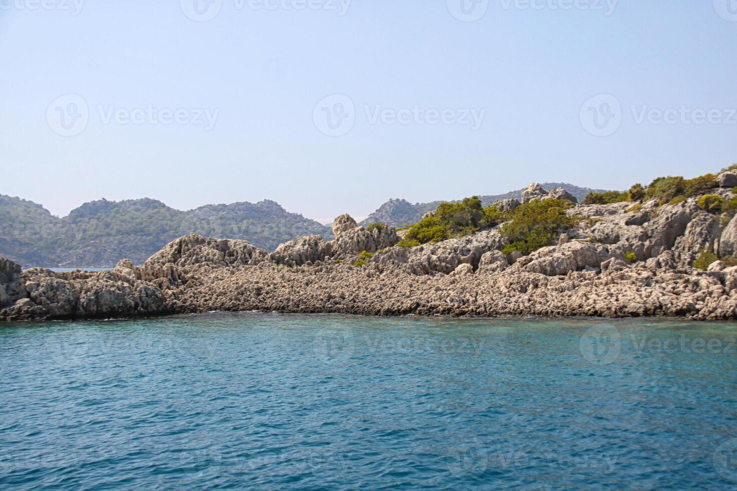 rocha e mar na turquia foto