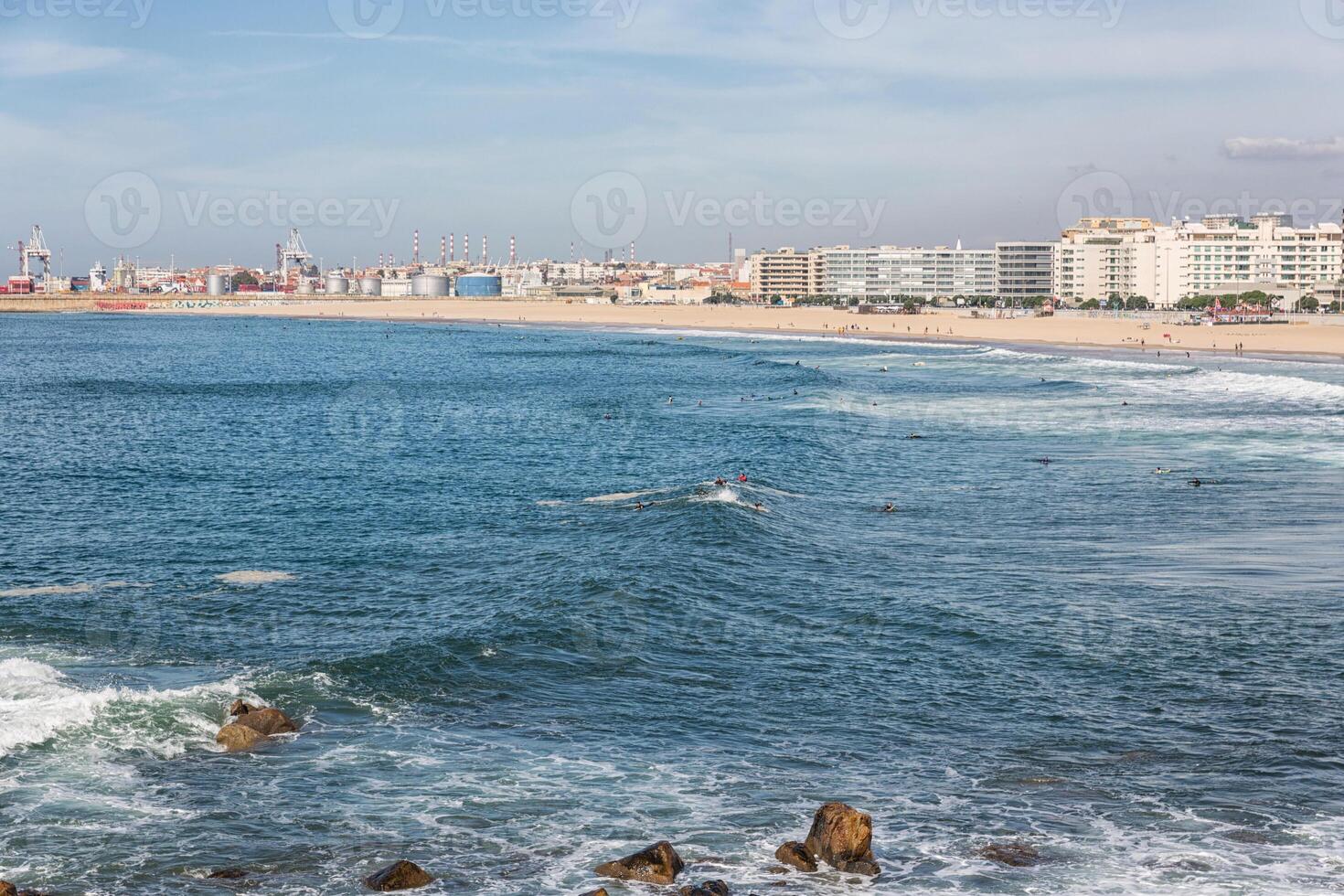 ondas quebrando na costa portuguesa foto