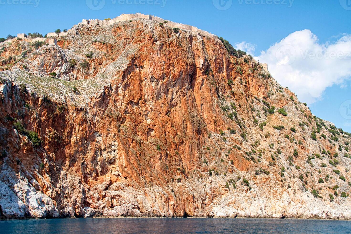 rocha e mar mediterrâneo na turquia foto